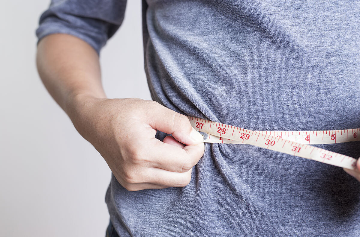 Man measuring his waist circumference
