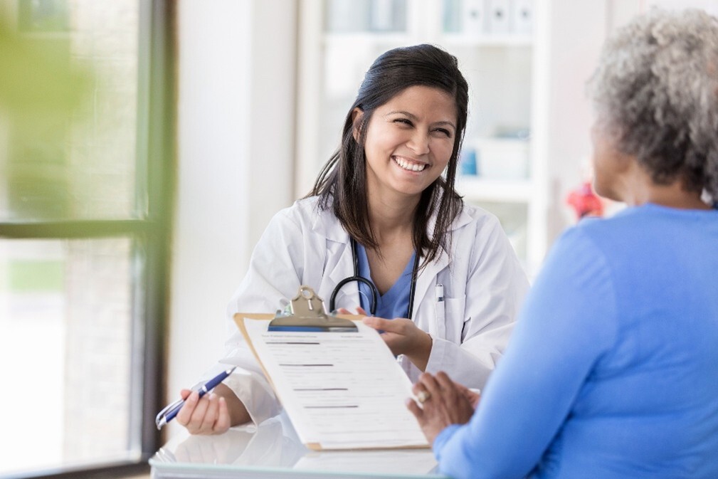 Dietitian reviews a low FODMAP diet with patient