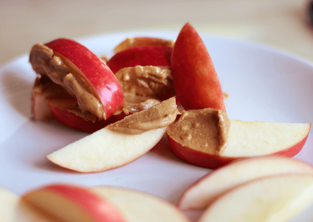 dietitian approved smart snack of apples and nut butter