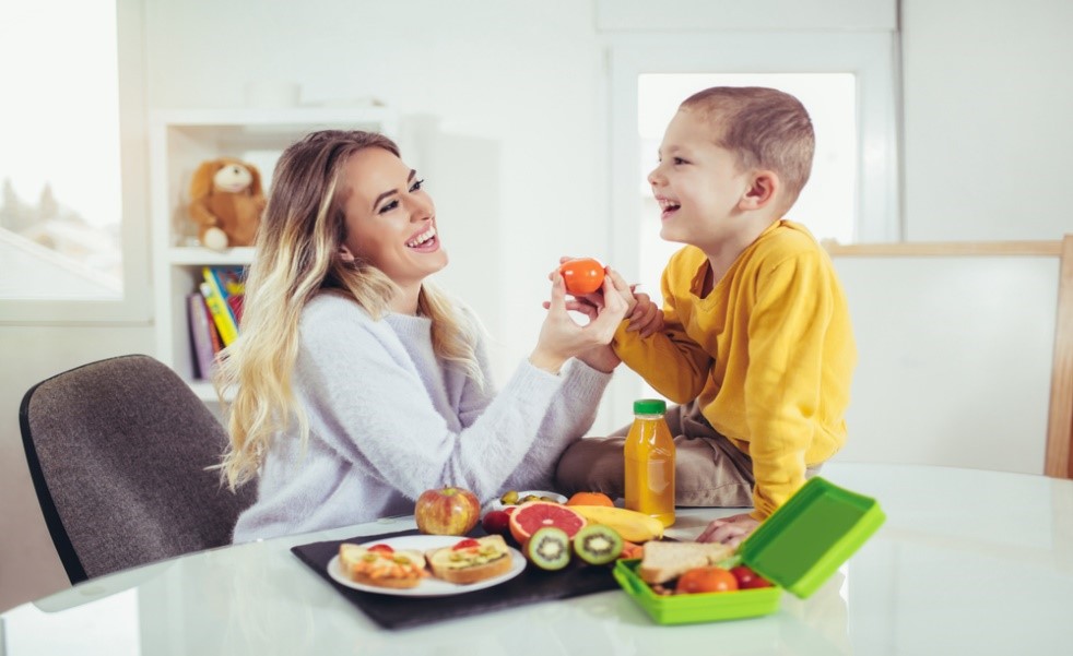 Using Mealtime Pyschology to Get Kids to Eat Healthy